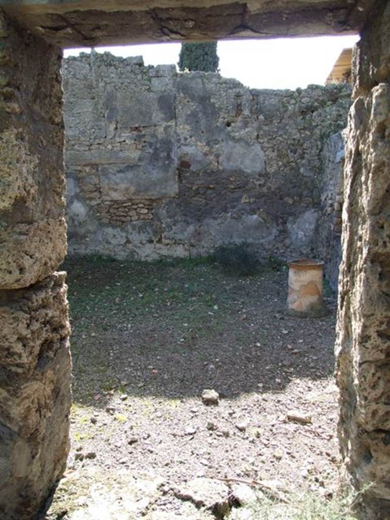 IX.9.11 Pompeii.  March 2009.  Doorway to Room 6. Garden area, from atrium.