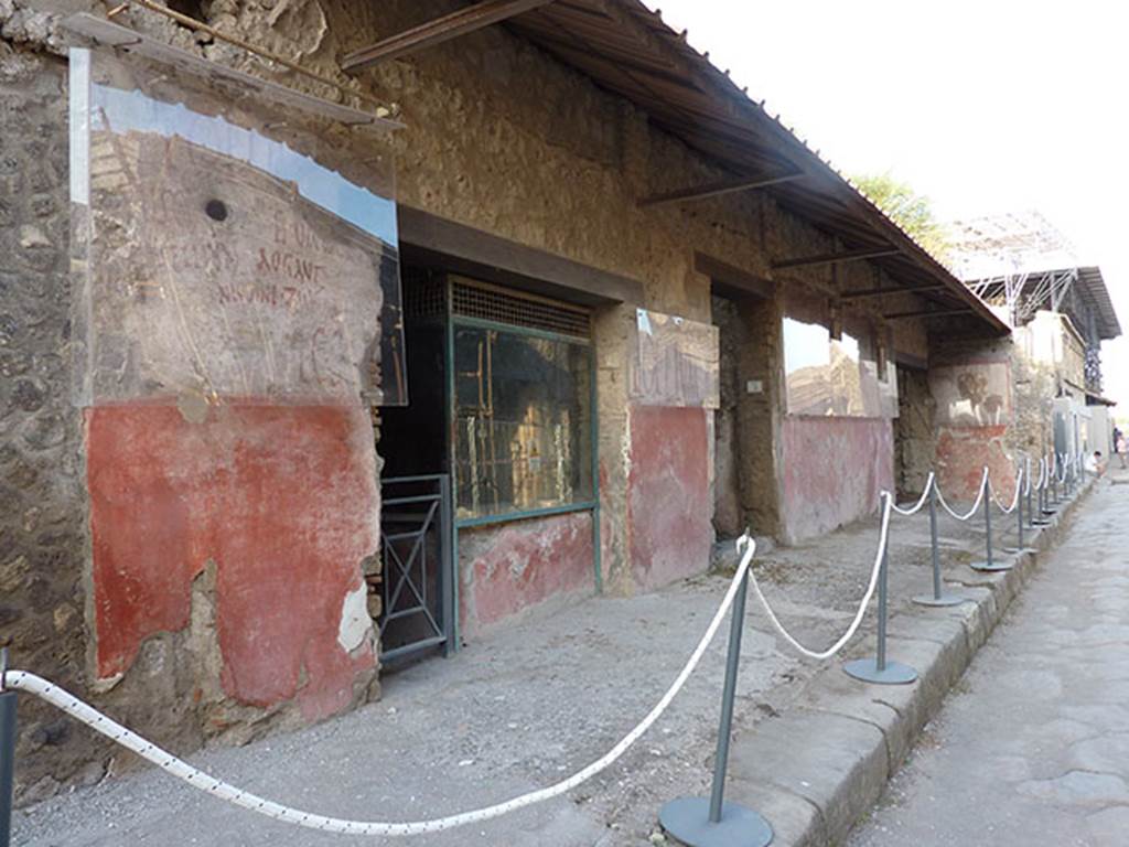 IX.11.2-4, Pompeii. March 2019. Looking north on Via dell’Abbondanza.
Foto Anne Kleineberg, ERC Grant 681269 DÉCOR.
