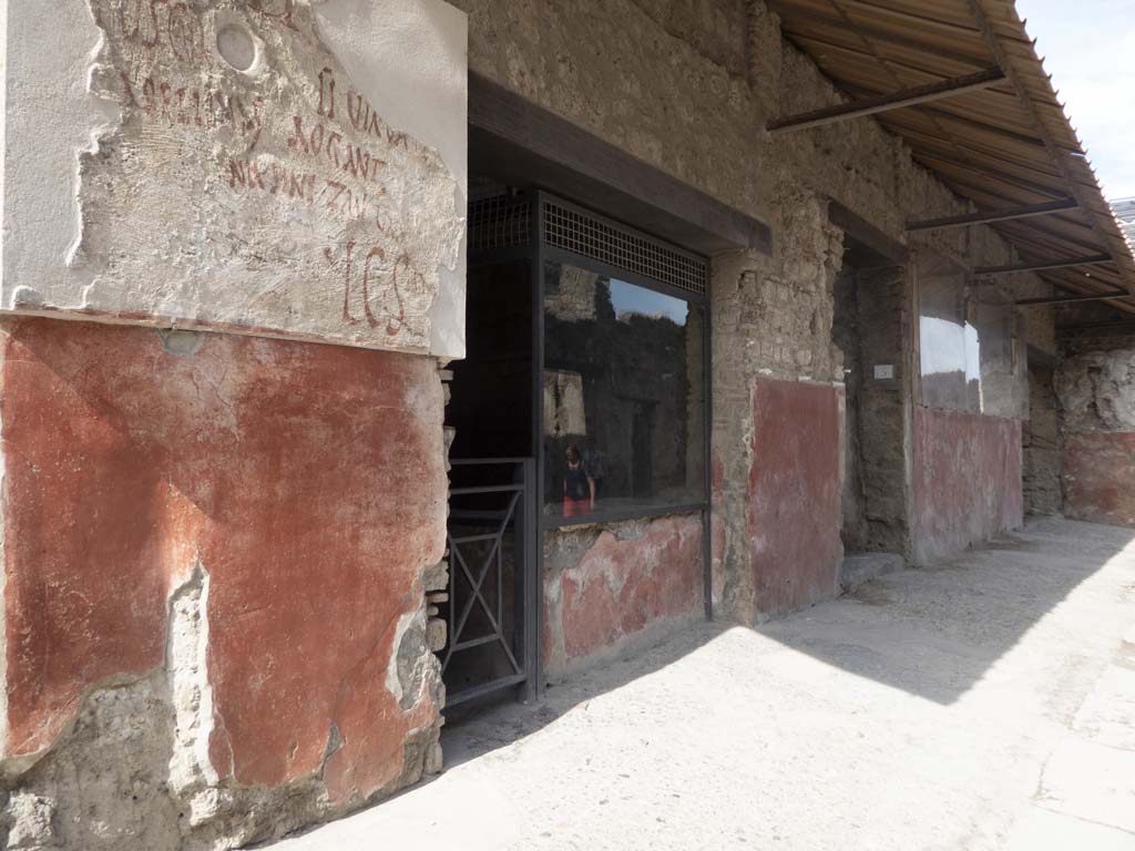 IX.11.2 Pompeii. September 2017. Graffiti on west side of doorway.
Foto Annette Haug, ERC Grant 681269 DÉCOR.
