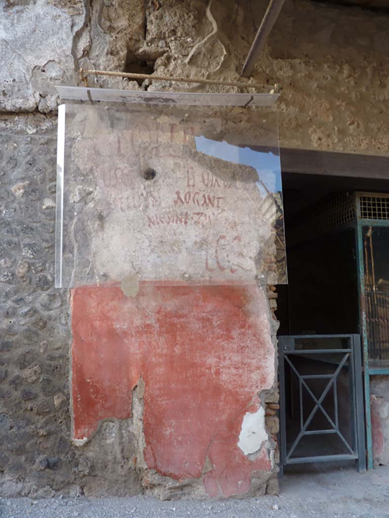 IX.11.2 Pompeii. December 2006. Lollium graffiti on east side of entrance.  
According to Epigraphik-Datenbank Clauss/Slaby (See www.manfredclauss.de), this read as - Lollium  d(ignum)  v(iis)  a(edibus)  s(sacris)  p(ublicis)  o(ro)  v(os)  f(aciatis)      [CIL IV 7868]
  