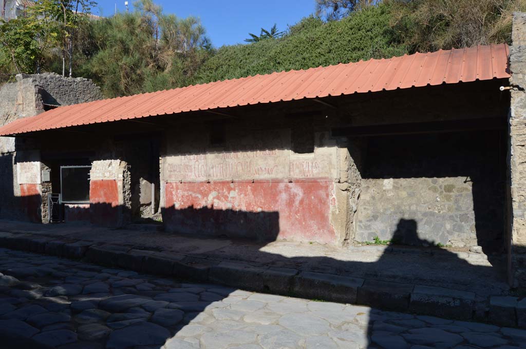 IX.11.2-4 Pompeii. October 2017. Looking north-east towards entrance doorway on Via dell’Abbondanza.
Foto Taylor Lauritsen, ERC Grant 681269 DÉCOR.
