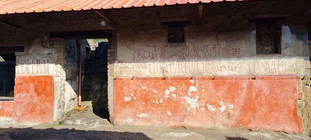 IX.11.3 Pompeii. April 2022. Entrance doorway with graffiti on either side. Photo courtesy of Giuseppe Ciaramella.