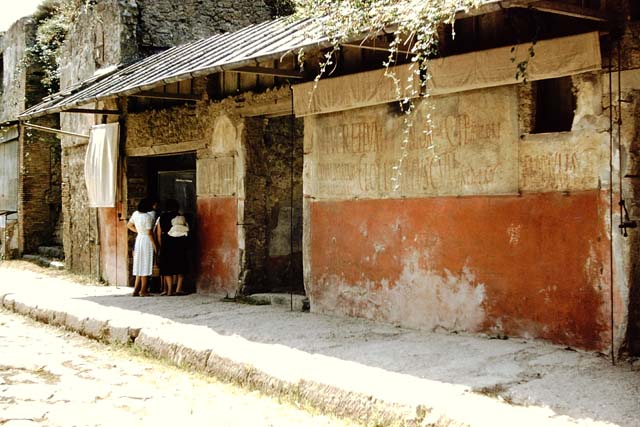 IX.11.3 and IX.11.4 Pompeii. Graffiti between entrances 3 and 4, but to the west of IX.11.4. Fuscum  aed(ilem)  o(ro)  v(os)  f(aciatis)       [CIL IV 7876]
