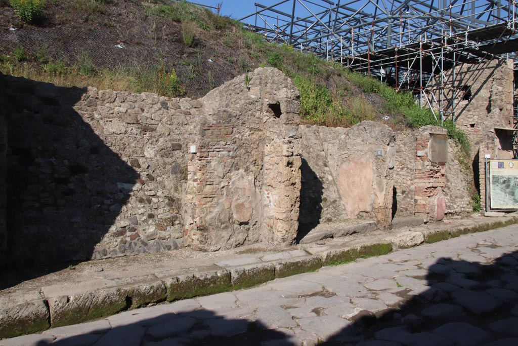 IX.11.5 Pompeii, on left. October 2022. 
Looking north towards entrance doorways, with IX.11.6 in centre, next to IX.11.7. Photo courtesy of Klaus Heese. 
