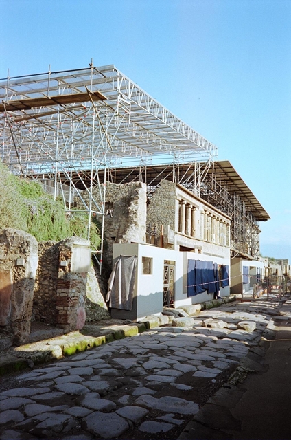 IX.12.5, IX.12.4, IX.12.3, IX.12.2 and IX.12.1 Pompeii. March 2009. Taken from the rear, looking south.