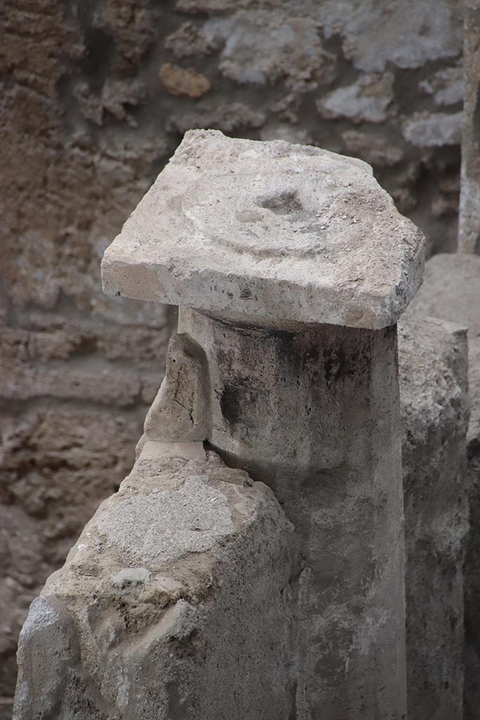 IX.12.4 Pompeii. October 2024. 
Small courtyard “m”/ room “q”, column in dividing wall. Photo courtesy of Klaus Heese.
