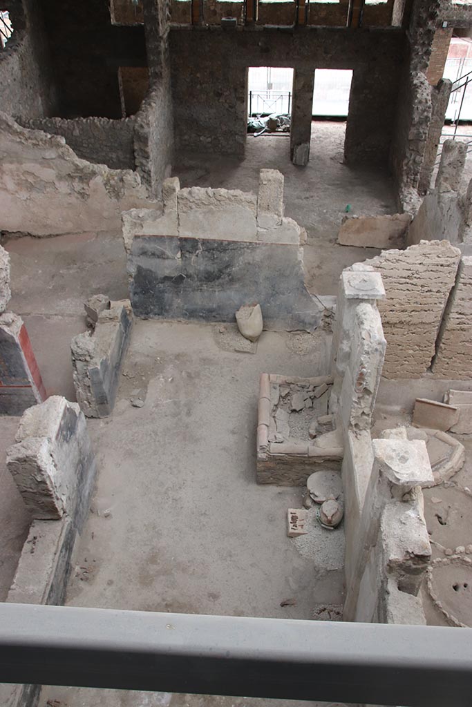 IX.12.4 Pompeii. October 2024. 
Looking south from above room “q”, towards entrance doorway in atrium. Photo courtesy of Klaus Heese.
