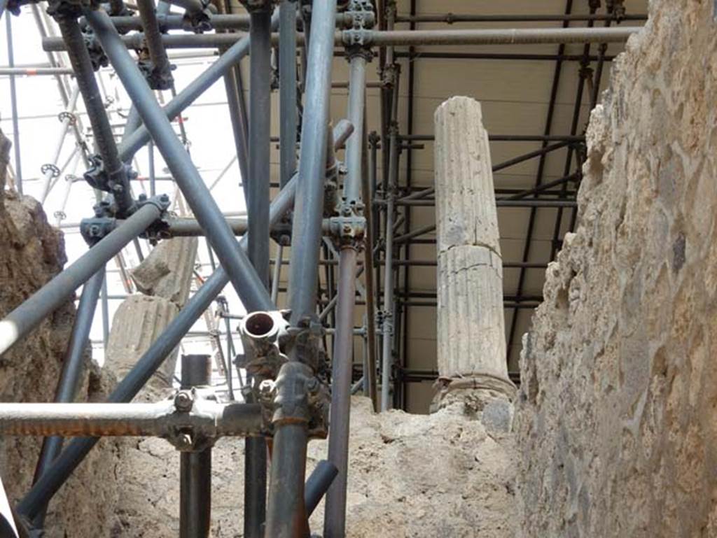IX.12.4 Pompeii, May 2018. Looking up to first floor columns, from entrance. Photo courtesy of Buzz Ferebee.