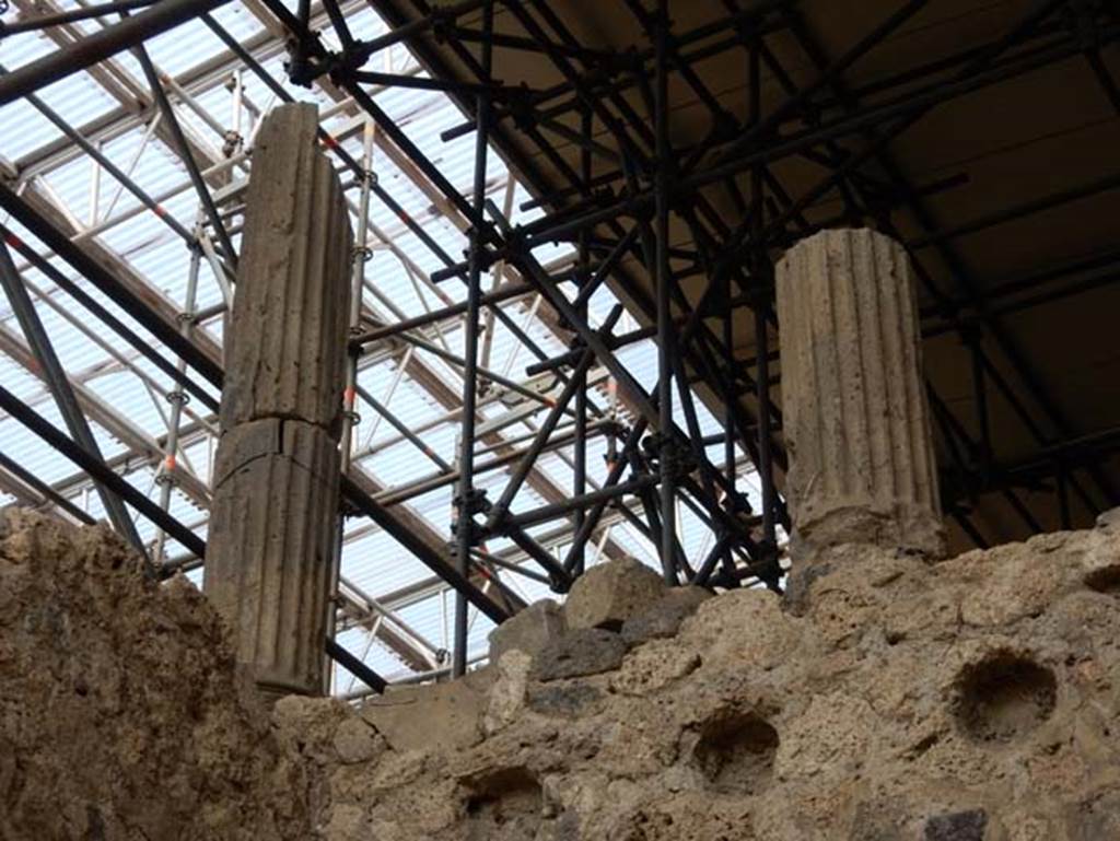 IX.12.4 Pompeii, May 2018. Looking up to first floor columns on east end, from entrance. Photo courtesy of Buzz Ferebee.
