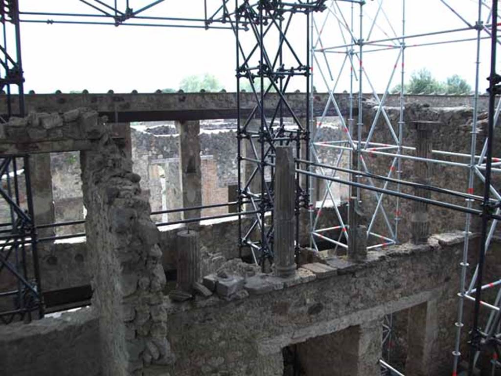 IX.12.4 and IX.12.3 Pompeii. May 2010. 
Upper cenaculum. This room would have looked over the Via dell’Abbondanza as well as over and down into the atrium below. 
Looking south from above interior.

