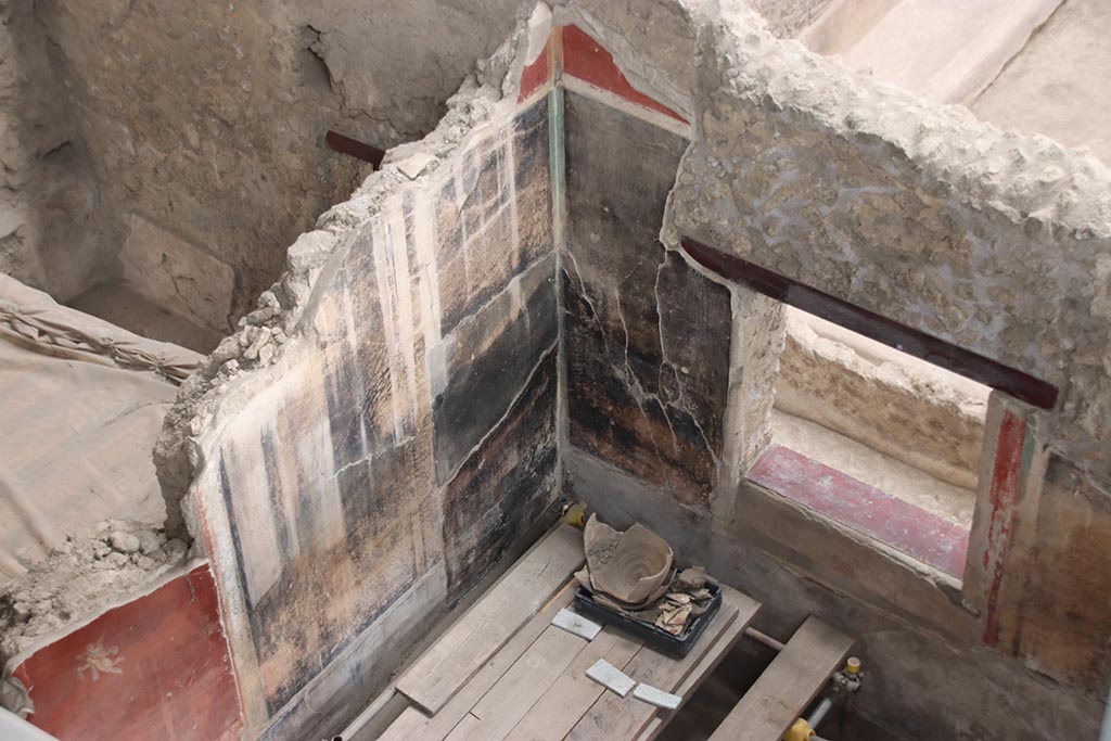 IX.12.6 Pompeii. October 2024. Room “m”, south-east corner. Photo courtesy of Klaus Heese.