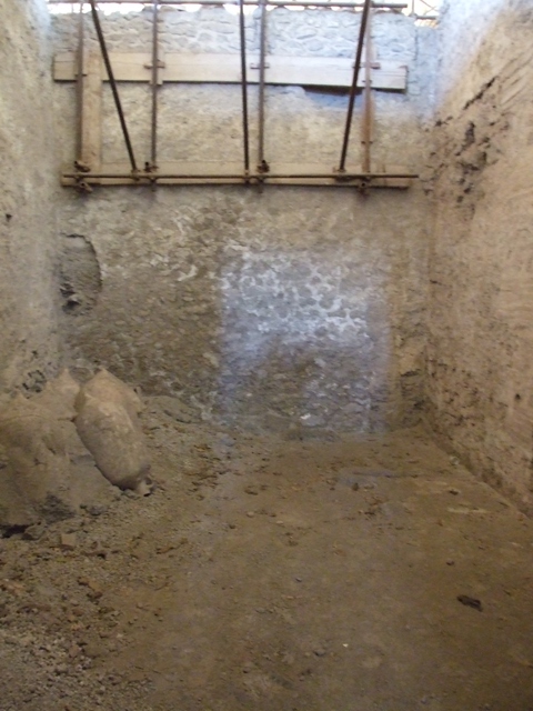 IX.12.9 Pompeii. May 2010. Doorway to room 11 in north east corner of east portico.