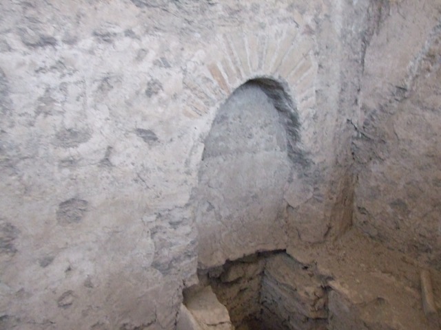 IX.12.9 Pompeii. December 2006. Room 15, latrine.

