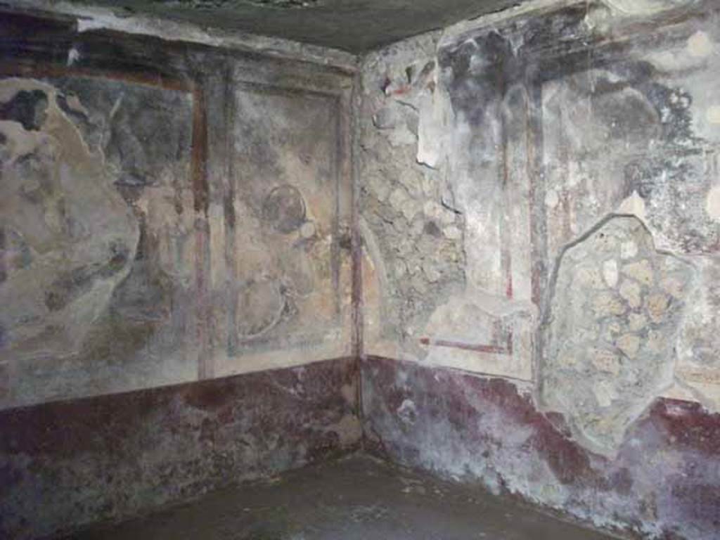 IX.13.1-3 Pompeii. May 2010.  Room 22, north west corner.