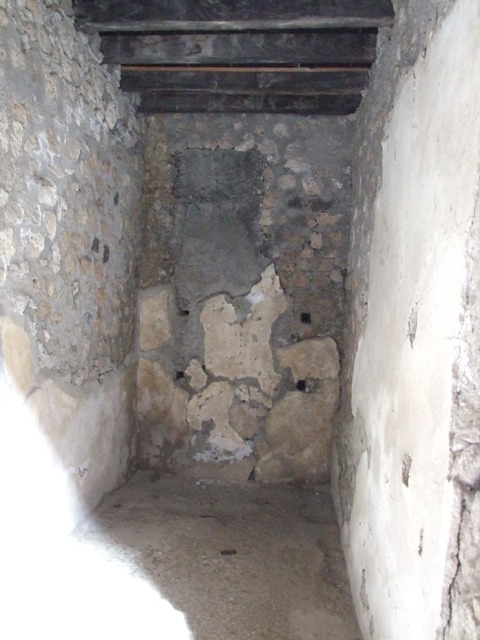 IX.13.1-3 Pompeii. March 2009. Room 5, recess in north west corner.