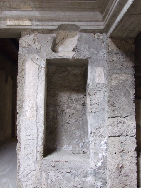 IX.13.1-3 Pompeii.  March 2009.  Room 6.