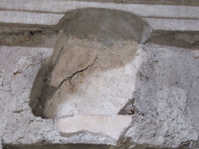 IX.13.1-3 Pompeii.  March 2009.  Room 6.
