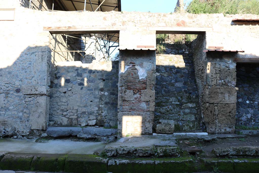 IX.13.4 Pompeii, on left. December 2018. 
Looking towards entrance doorways on north side of Via dell’Abbondanza. Photo courtesy of Aude Durand.
