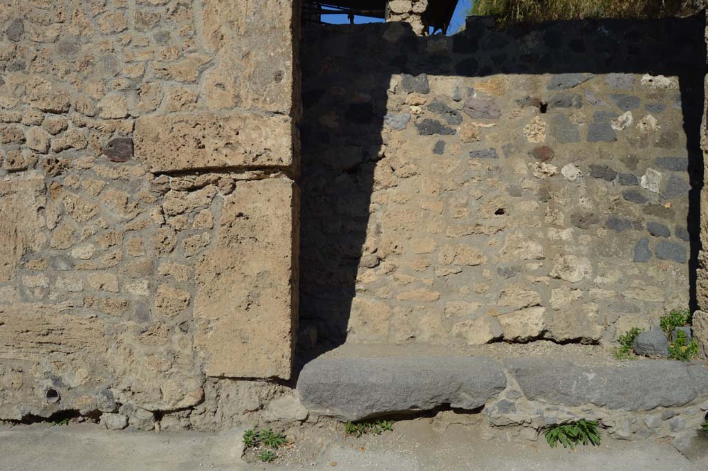 IX.13.4 Pompeii, October 2017. Detail of doorway threshold, at west end.
Foto Taylor Lauritsen, ERC Grant 681269 DÉCOR.
