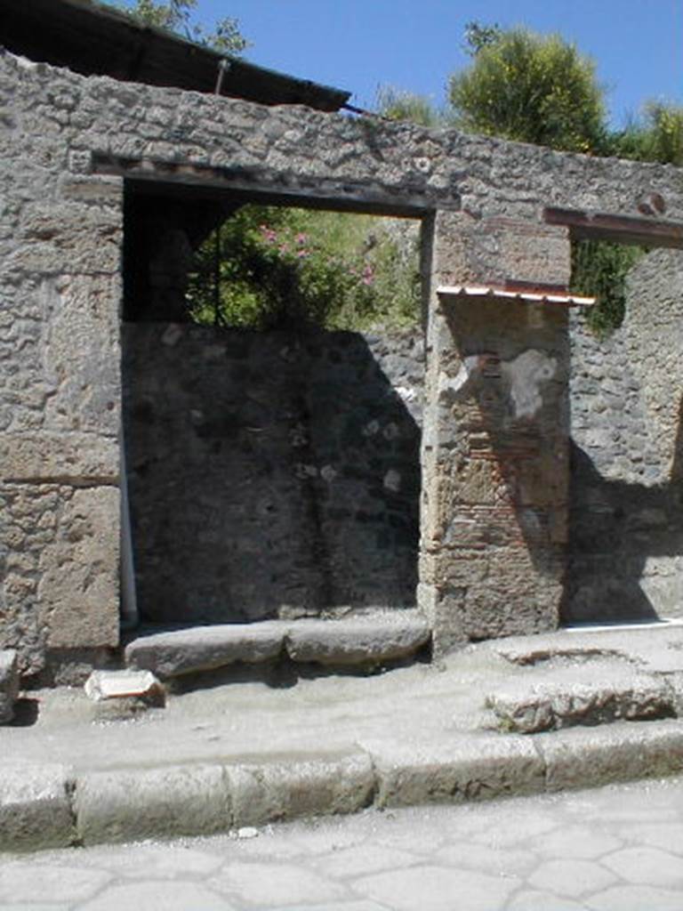 IX.13.4 Pompeii. May 2005. Entrance doorway. 
