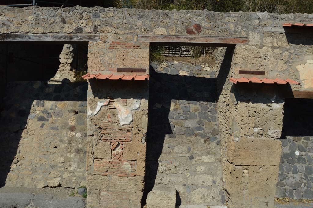 IX.13.5 Pompeii, centre right. October 2017. Detail of upper doorway.
Foto Taylor Lauritsen, ERC Grant 681269 DÉCOR.

