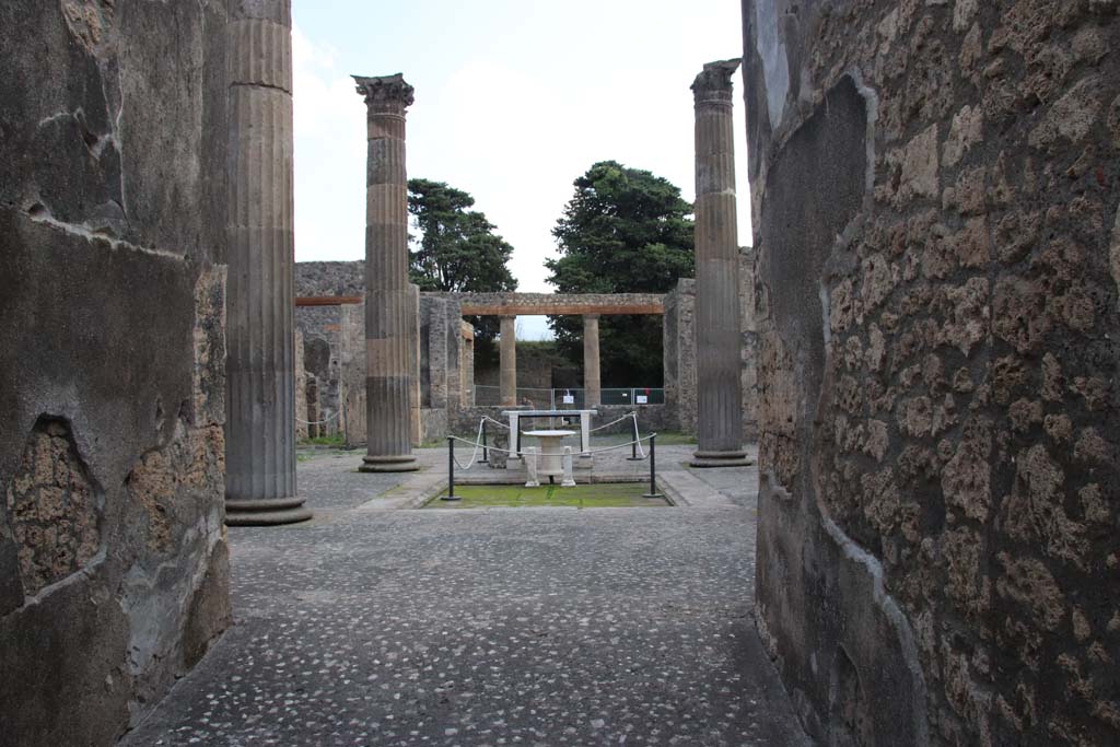 IX.14.4 Pompeii. May 2015. Tetrastyle atrium B, looking towards the south-east from the entrance fauces. Photo courtesy of Buzz Ferebee.
