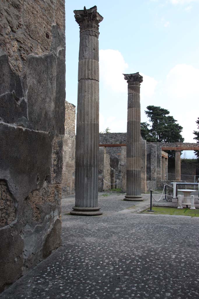 IX.14.4 Pompeii. May 2017. Tetrastyle atrium B, detail of capital above impluvium.
Photo courtesy of Buzz Ferebee.
