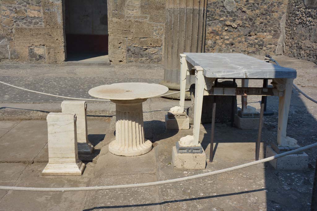 IX.14.4 Pompeii. July 2017. Items on south side of impluvium, from west side.
Foto Annette Haug, ERC Grant 681269 DÉCOR.

