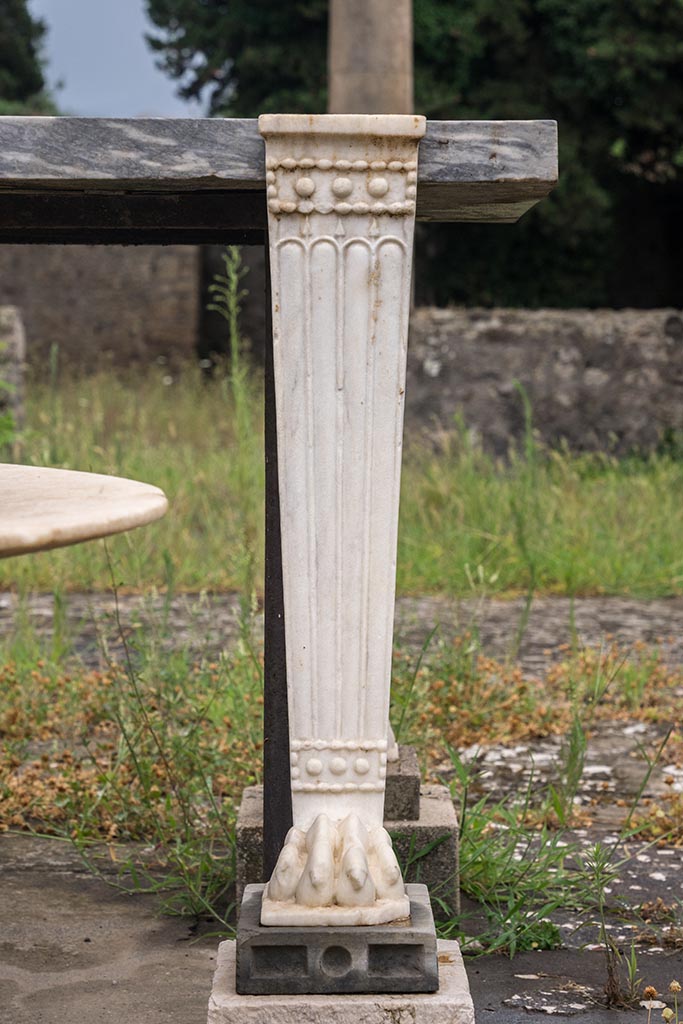 IX.14.4 Pompeii. July 2024.
Front table leg on west side of table. Photo courtesy of Johannes Eber.
