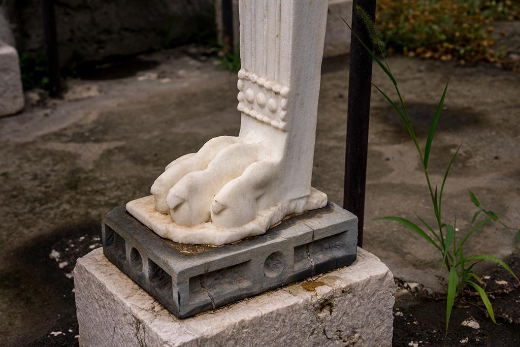 IX.14.4 Pompeii. July 2024. Lower front table leg on west side of table. Photo courtesy of Johannes Eber.