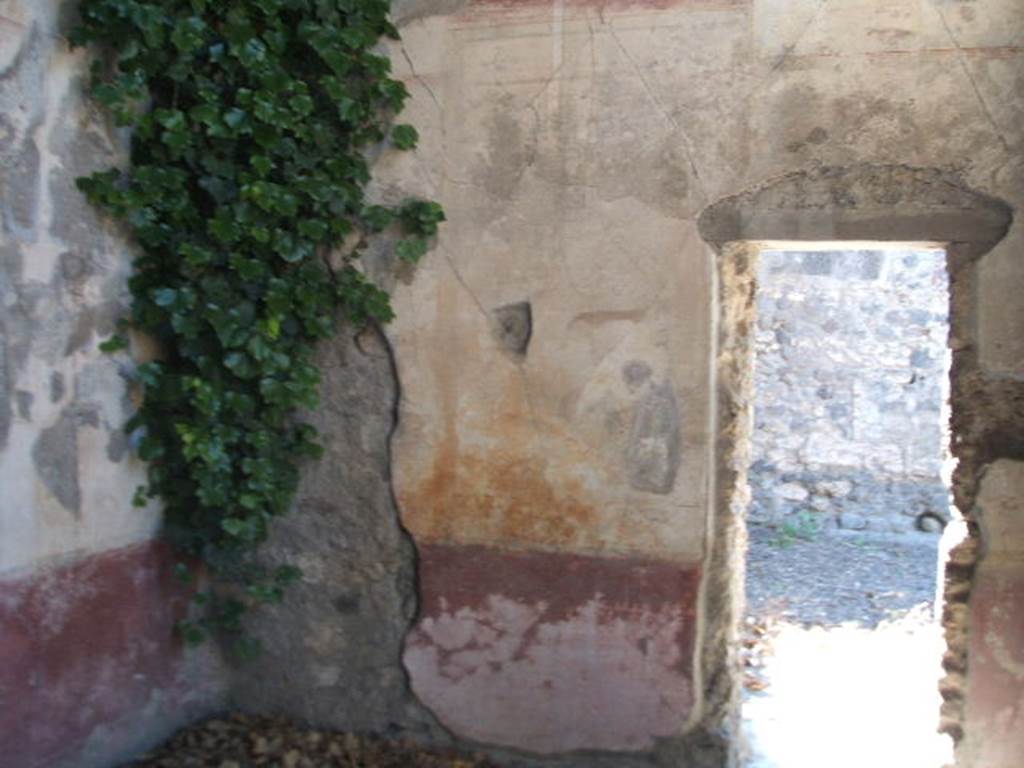 IX.14.4 Pompeii. May 2005. South wall of room F on the east side of the atrium. The small doorway in the south wall led into the eastern ala G.


