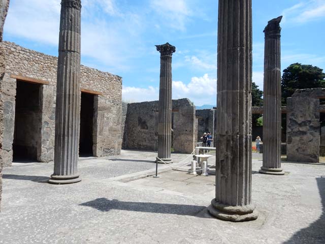 IX.14.4 Pompeii. May 2017. Household lararium shrine 32 in north-west corner of atrium.  On the left is the doorway to triclinium 31. Photo courtesy of Buzz Ferebee.

