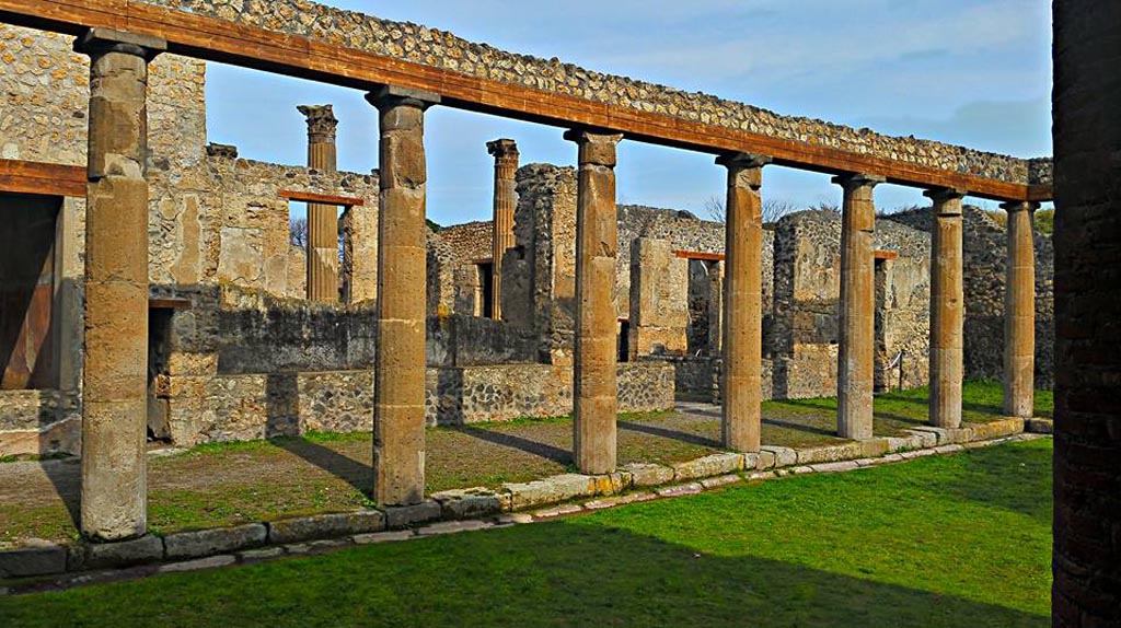 IX.14.4 Pompeii. December 2007. Looking south along corridor towards peristyle 1, with doorway to kitchen, room 18, on right.


