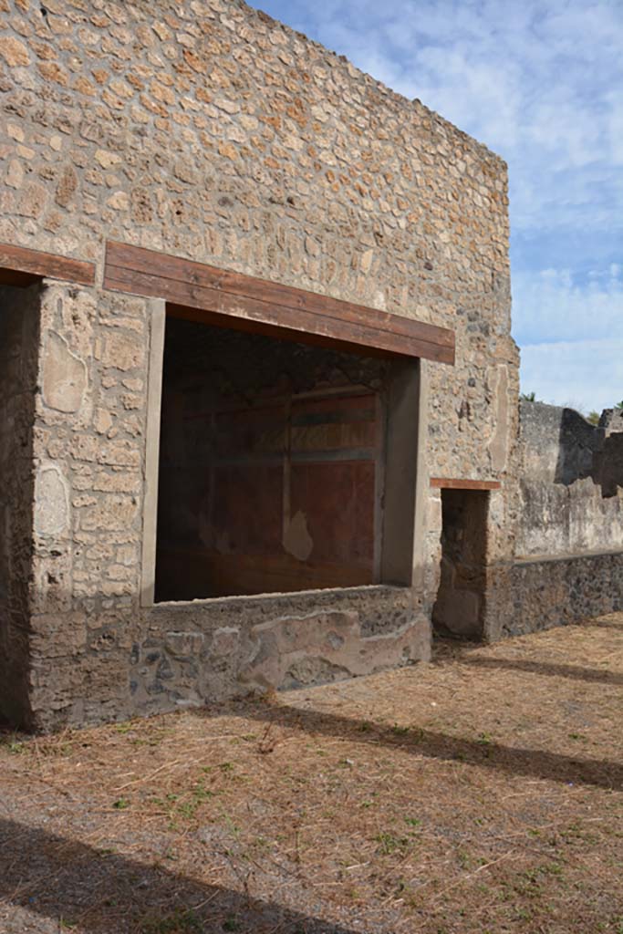 IX.14.4 Pompeii. September 2019. 
Looking north-east across north portico towards window into room 19.
Foto Annette Haug, ERC Grant 681269 DÉCOR.

