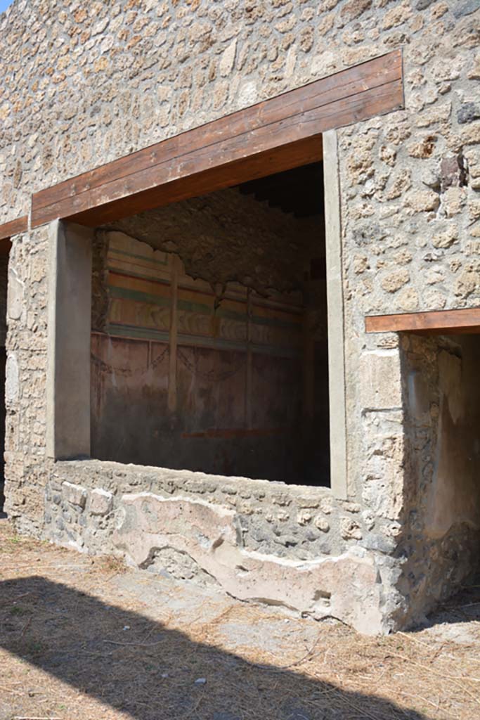 IX.14.4 Pompeii. September 2019. 
Looking north-west from north portico through window into room 19.
Foto Annette Haug, ERC Grant 681269 DÉCOR.
