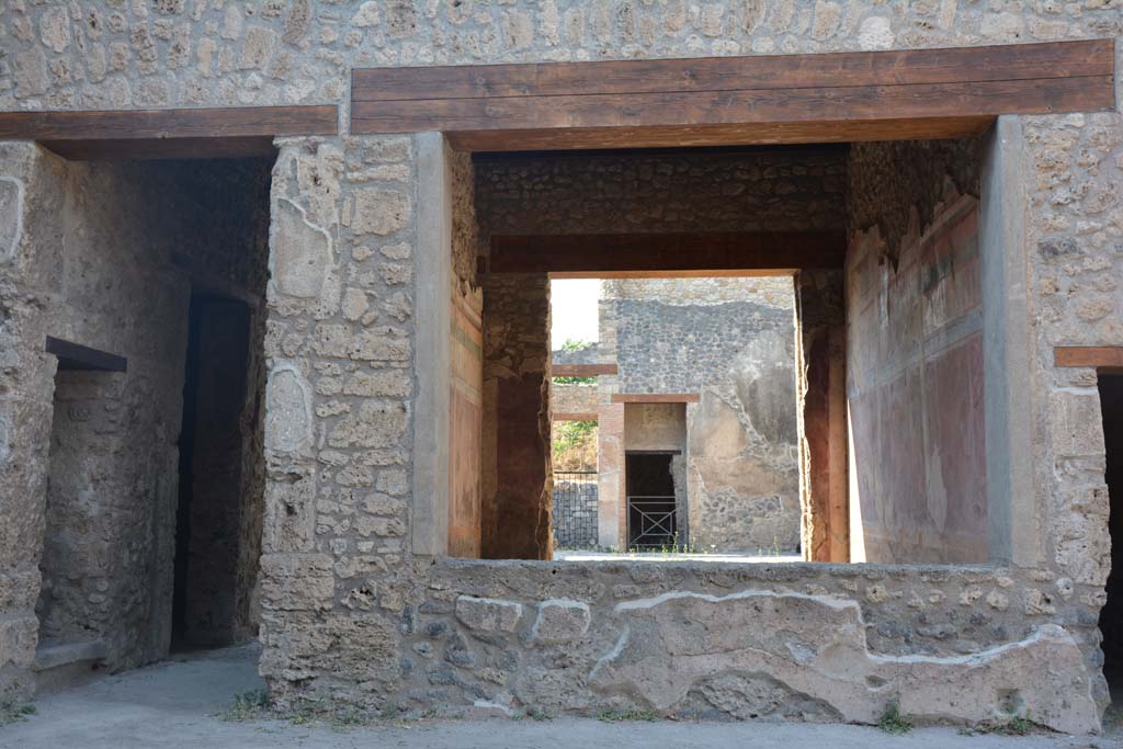 IX.14.4 Pompeii. July 2017. 
Looking north through window from north portico into room 19, on the left is a corridor 44 leading to secondary atrium at IX.14.2.
Foto Annette Haug, ERC Grant 681269 DÉCOR.
