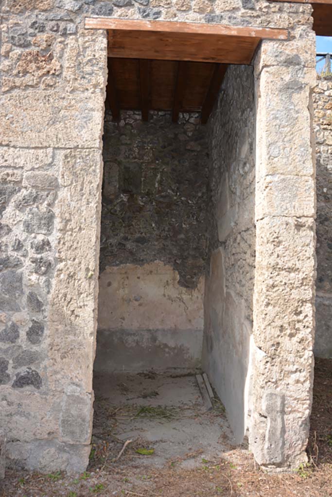 IX.14.4 Pompeii. September 2019. Doorway to room 21 on west side of atrium 27.
Foto Annette Haug, ERC Grant 681269 DÉCOR.

