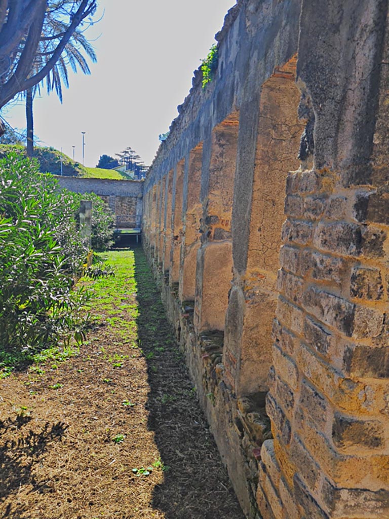 HGW24 Pompeii. March 2024. 
Looking south along the garden side of the west portico towards the south-west corner.
Photo courtesy of Giuseppe Ciaramella.

