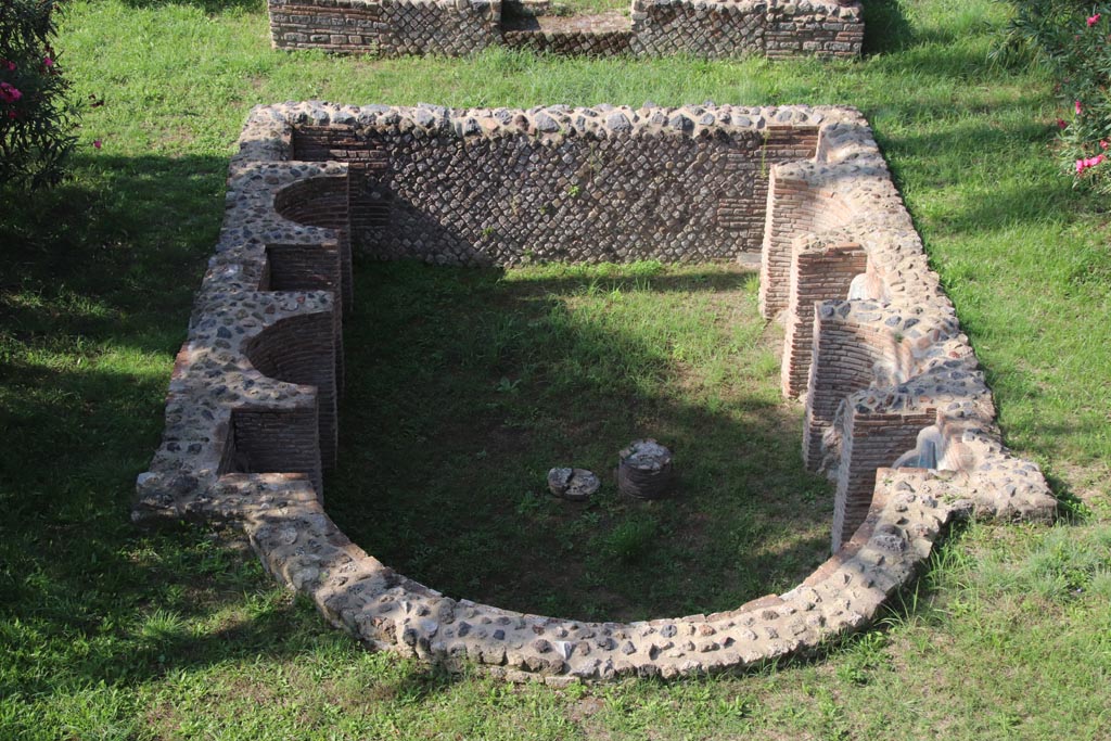 HGW24 Pompeii. Villa of Diomedes. October 2023. Detail of garden pool, from terrace A. Photo courtesy of Klaus Heese.