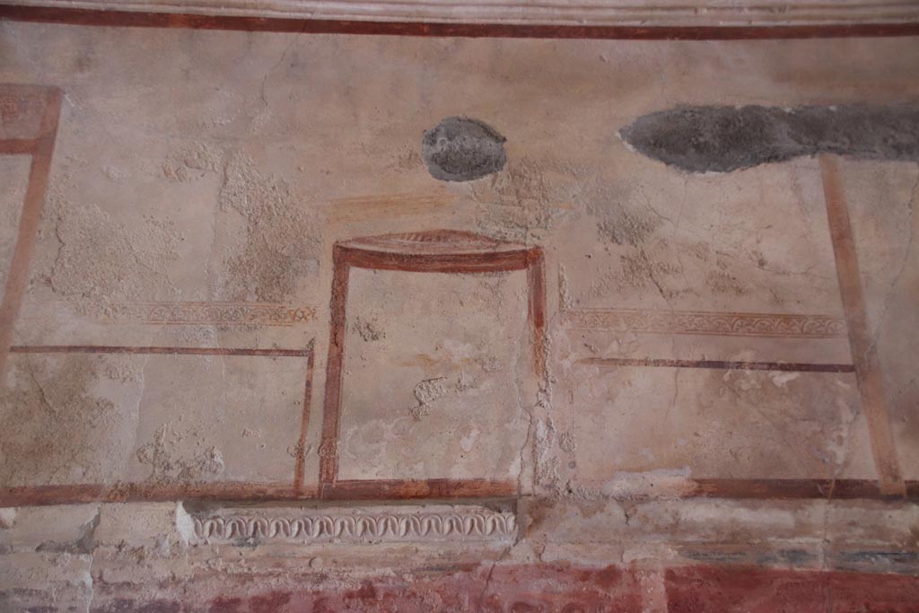 HGW24 Pompeii. Villa of Diomedes. October 2023. Upper north wall, detail from centre. Photo courtesy of Klaus Heese.
(Villa Diomedes Project – area 61).
(Fontaine, room 5,13).

