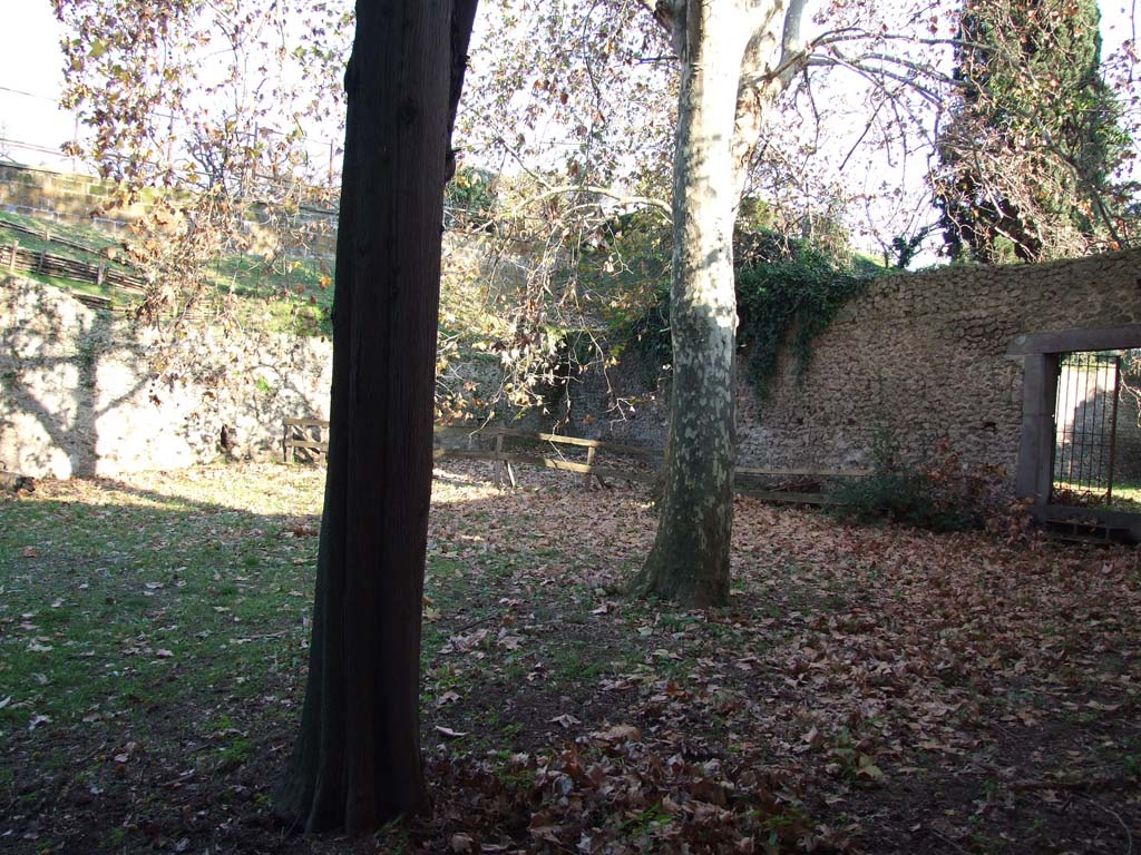 HGE12 Pompeii. December 2006. Looking south-east across garden.