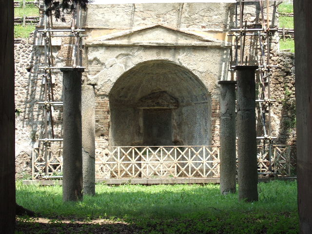 HGE11A Villa of the Mosaic Columns.    Looking east from entrance.