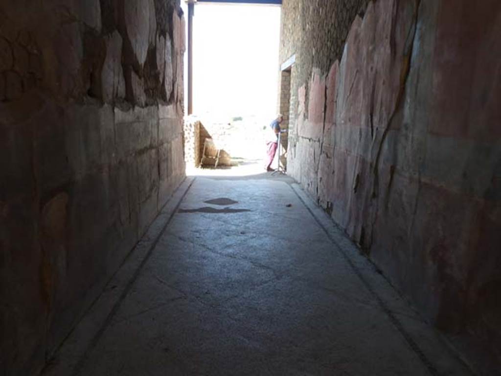 Villa San Marco, Stabiae, September 2015. Corridor 17, looking towards northern end and doorway to room 21, on right.