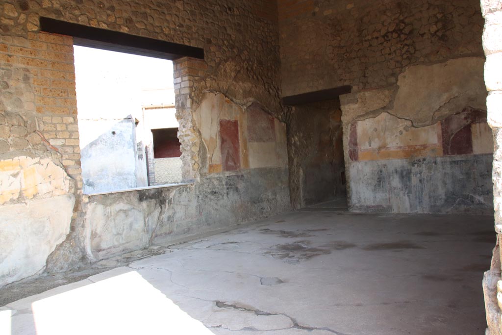 Villa San Marco, Stabiae, October 2022. 
Room 21, looking towards south-east corner between window and doorway to room 18, and south wall. Photo courtesy of Klaus Heese.

