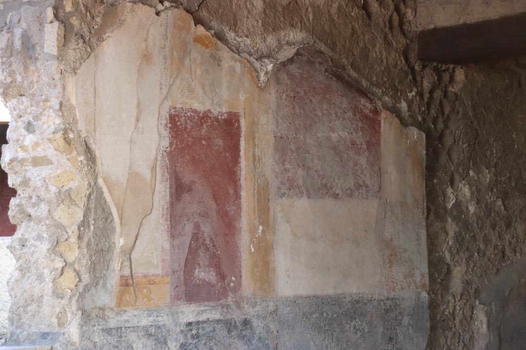 Villa San Marco, Stabiae, October 2022. 
Room 21, painted decoration on south (right) side of window onto garden 19. Photo courtesy of Klaus Heese.
