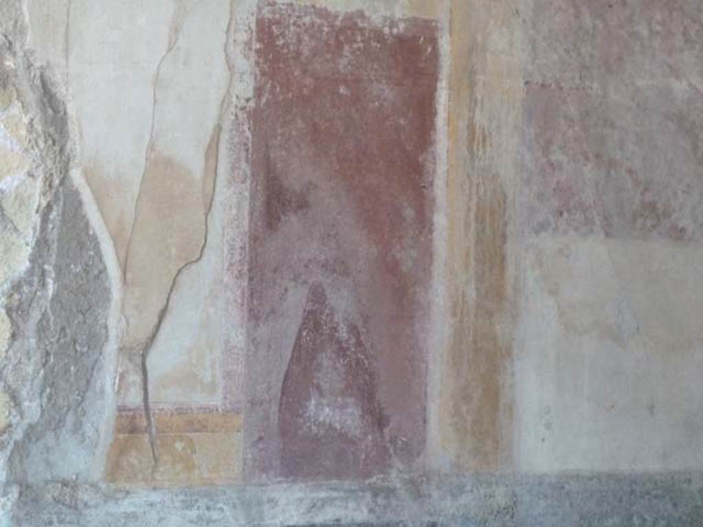 Villa San Marco, Stabiae, September 2015. Room 21, detail of painted east wall.