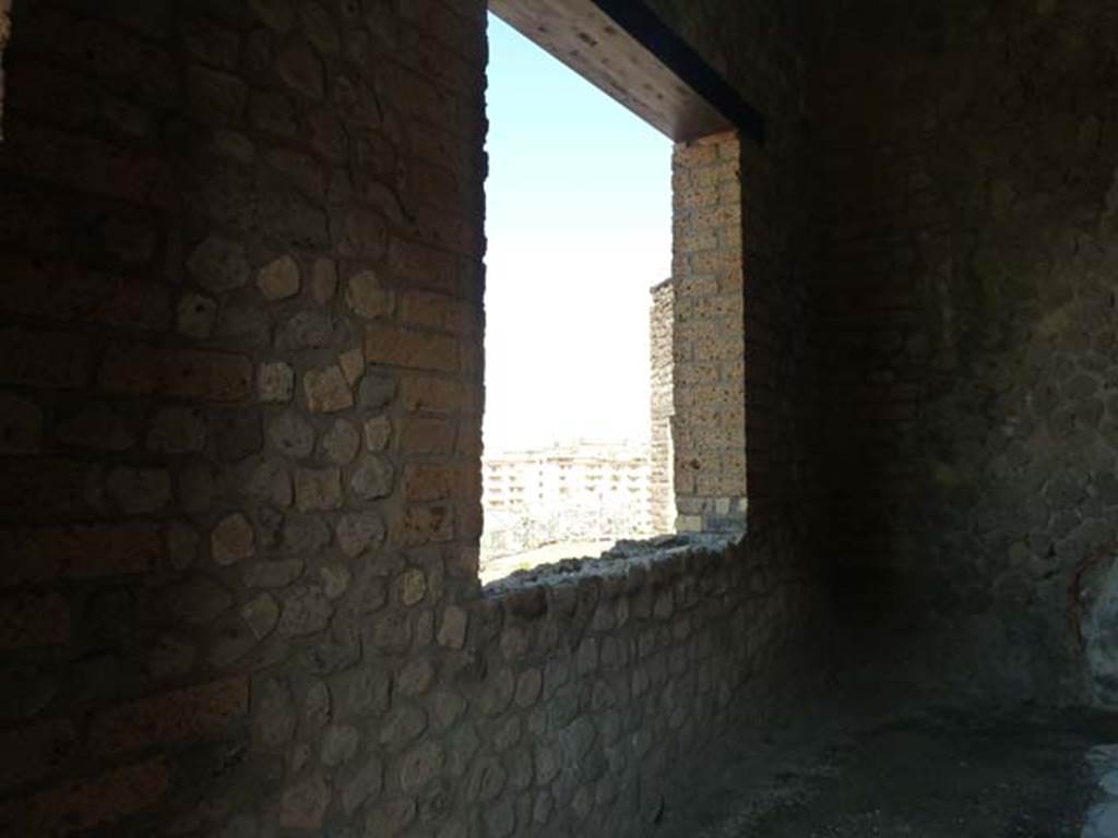 Villa San Marco, Stabiae, September 2015. Room 21, north wall with window overlooking the view of Castellammare.  