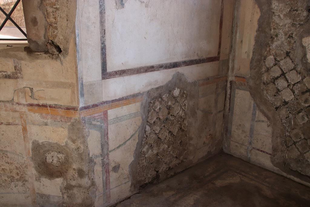 Villa San Marco, Stabiae, October 2022. Room 12, detail from lower wall between two windows. Photo courtesy of Klaus Heese.