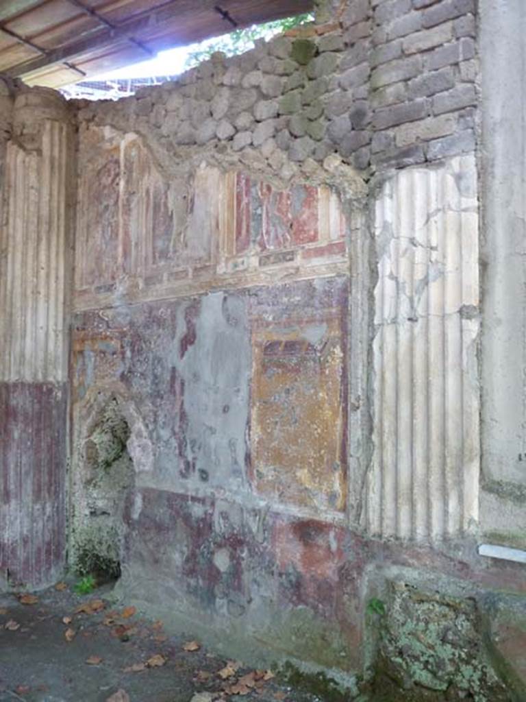 Villa San Marco, Stabiae, September 2015. Painted plaster west wall near doorway to area 63, behind the nymphaeum.