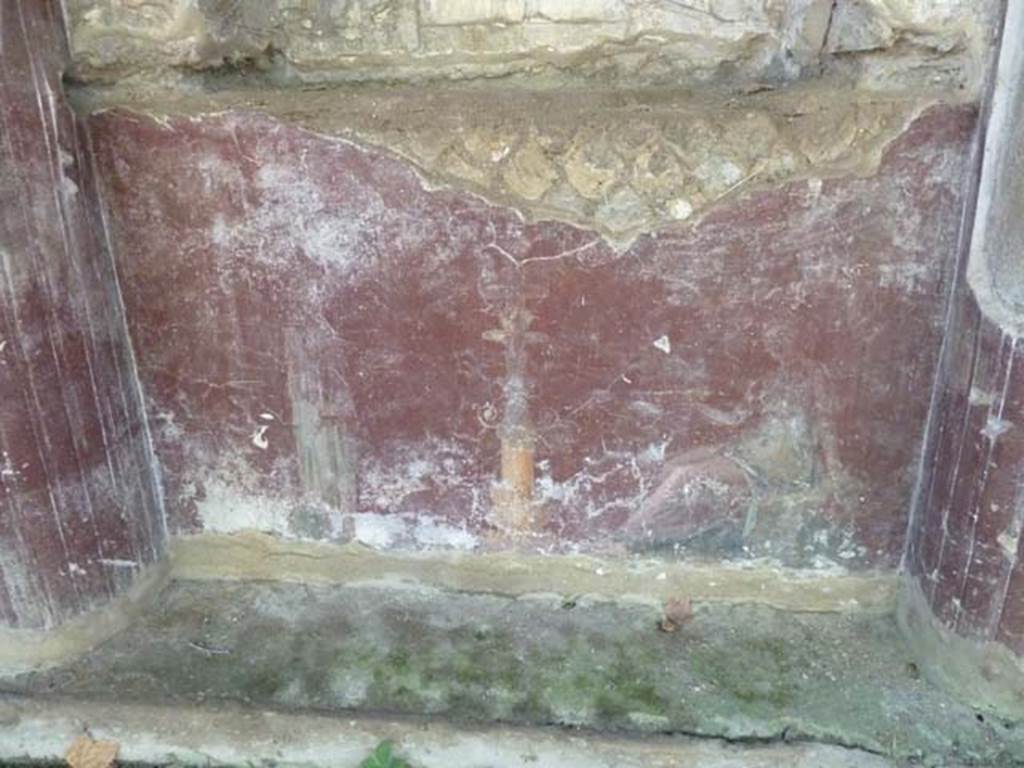 Villa San Marco, Stabiae, September 2015. Area 65, lower area beneath the niche with the stuccoed Venus with painting of two people, one on either side of a thymiaterion (incense burner), making offerings.
